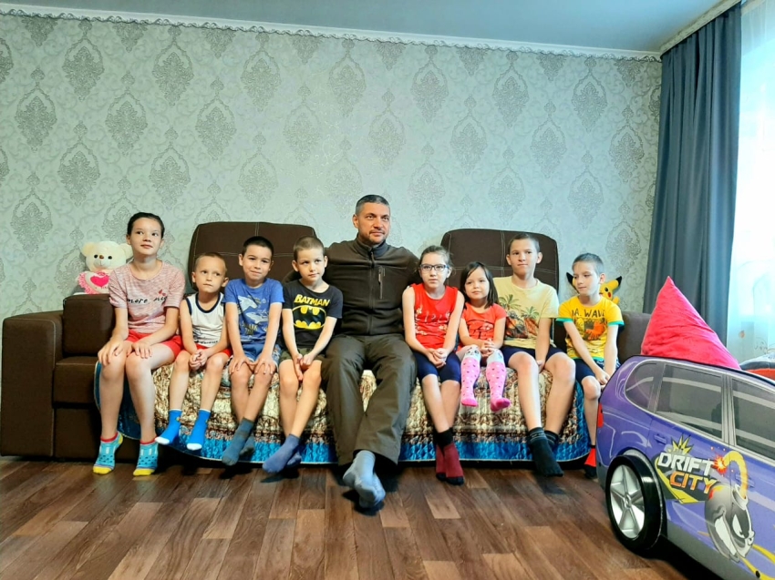 ​Александр Осипов в Дровяной побывал в гостях у семьи, воспитывающей 13 детей